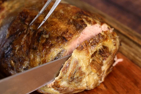 Termit ya da Cupim. Geleneksel Brezilya öküzü kordonu Nelore bir barbekü bıçağıyla tahta bir tahtanın altından kesilmiş..