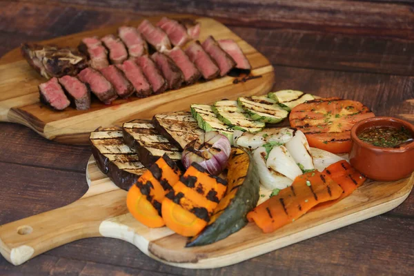 Tisch Mit Viel Gegrilltem Gemüse Auf Dem Grill Auberginen Zucchini — Stockfoto