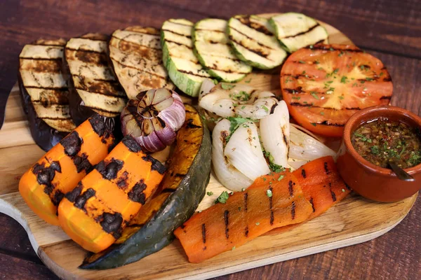 Bord Med Massor Grillade Grönsaker Grillen Äggplanta Zucchini Tomat Pumpa — Stockfoto