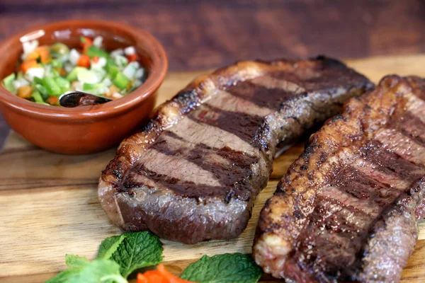 Picanha Filete Brasileño Parrilla Barbacoa Dos Rebanadas Picanha Con Salsa —  Fotos de Stock