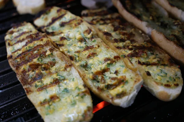 Pane Con Aglio Grigliato Sul Barbecue Una Tavola Legno — Foto Stock
