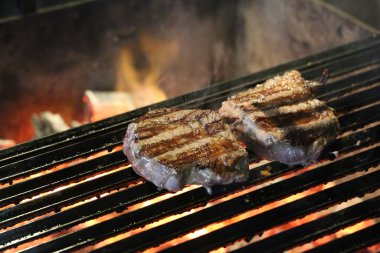 Kaburga mı pirzola mı? Arjantin Parrilla 'da ızgara izli biftek. Brezilya yemekleri..