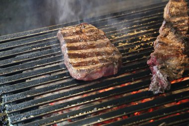 Kaburga mı pirzola mı? Arjantin Parrilla 'da ızgara izli biftek. Brezilya yemekleri..