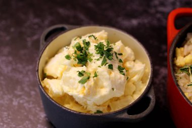 Patates ve maydanozlu mayonez salatası. Küçük siyah bir tencerede. Brezilya yemekleri..