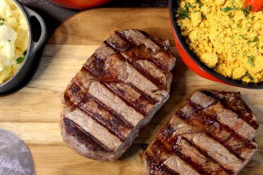 Izgara izli lezzetli sulu Ancho bifteği ve yanında Farofa sosu. Brezilya yemeği mi? Üst görünüm.