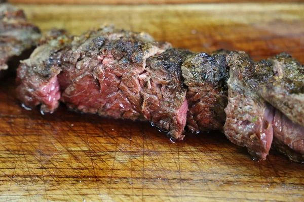 Fraldinha Barbekü Bifteğinde Izgara Barbekü Brezilya Bifteği Tahtada Kesiliyor — Stok fotoğraf