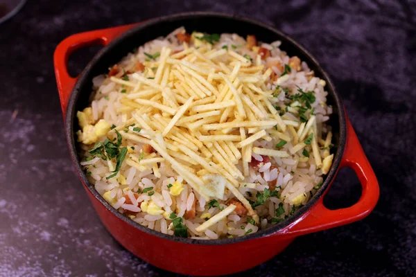 Biro-Biro. Barbekü 'de Brezilya Pirinç Yemeği. Patates ve pastırmayla. Güzel tencere ve arka plan. Üst görünüm.