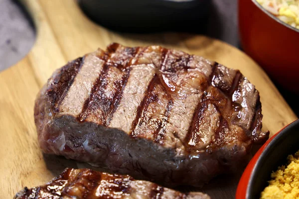 Köstliche Saftige Ancho Steak Mit Grillspuren Und Begleitung Von Farofa — Stockfoto