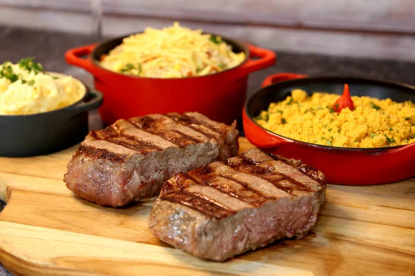 Köstliche Saftige Ancho Steak Mit Grillspuren Und Begleitung Von Farofa — Stockfoto