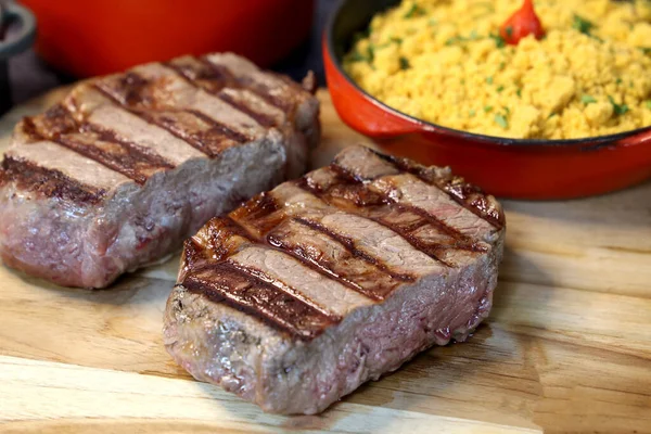 Köstliche Saftige Ancho Steak Mit Grillspuren Und Begleitung Von Farofa — Stockfoto