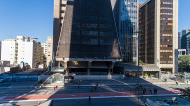 Av 'ın havadan görünüşü. Sao Paulo 'daki Paulista, SP. Başkentin ana caddesi. Pazar günü, arabasız, sokakta yürüyen insanlarla..