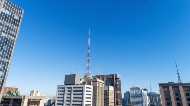 Av 'ın havadan görünüşü. Sao Paulo 'daki Paulista, SP. Başkentin ana caddesi. Pazar günü, arabasız, sokakta yürüyen insanlarla..