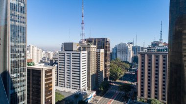 Av 'ın havadan görünüşü. Sao Paulo 'daki Paulista, SP. Başkentin ana caddesi. Pazar günü, arabasız, sokakta yürüyen insanlarla..