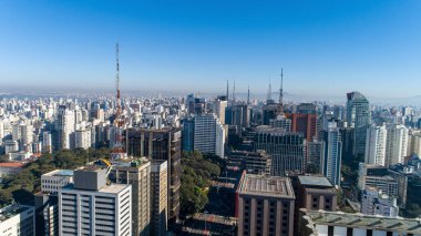 Av 'ın havadan görünüşü. Sao Paulo 'daki Paulista, SP. Başkentin ana caddesi. Pazar günü, arabasız, sokakta yürüyen insanlarla..