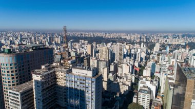 Av 'ın havadan görünüşü. Sao Paulo 'daki Paulista, SP. Başkentin ana caddesi. Pazar günü, arabasız, sokakta yürüyen insanlarla..