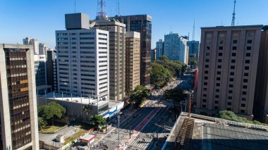 Av 'ın havadan görünüşü. Sao Paulo 'daki Paulista, SP. Başkentin ana caddesi. Pazar günü, arabasız, sokakta yürüyen insanlarla..