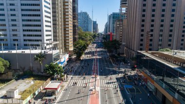 Av 'ın havadan görünüşü. Sao Paulo 'daki Paulista, SP. Başkentin ana caddesi. Pazar günü, arabasız, sokakta yürüyen insanlarla..