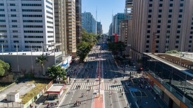 Av 'ın havadan görünüşü. Sao Paulo 'daki Paulista, SP. Başkentin ana caddesi. Pazar günü, arabasız, sokakta yürüyen insanlarla..