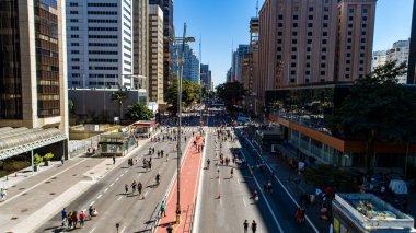 Av 'ın havadan görünüşü. Sao Paulo 'daki Paulista, SP. Başkentin ana caddesi. Pazar günü, arabasız, sokakta yürüyen insanlarla..