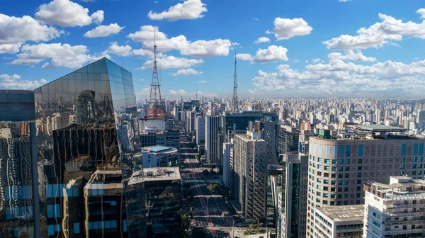 Av 'ın havadan görünüşü. Sao Paulo 'daki Paulista, SP. Başkentin ana caddesi. Pazar günü, arabasız, sokakta yürüyen insanlarla..