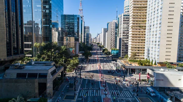 Av 'ın havadan görünüşü. Sao Paulo 'daki Paulista, SP. Başkentin ana caddesi. Pazar günü, arabasız, sokakta yürüyen insanlarla..