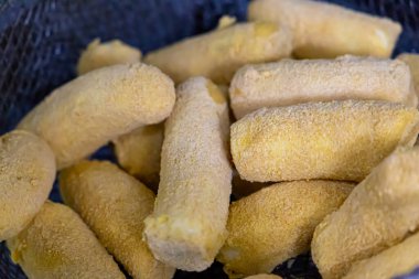 Feijoada için bir restoranda kızarmış muz. Brezilya yemekleri..