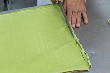 Bir İtalyan restoranında erişte üretimi. Yeşil erişte..