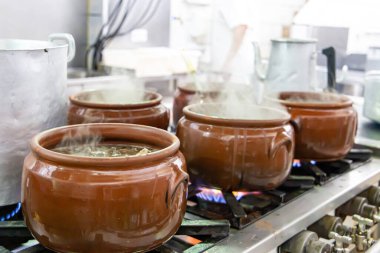 Faytonlu seramik kap, tipik Brezilya yemeği. Brezilya 'da bir restoranda.