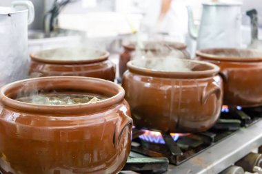 Faytonlu seramik kap, tipik Brezilya yemeği. Brezilya 'da bir restoranda.