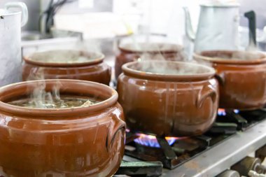 Faytonlu seramik kap, tipik Brezilya yemeği. Brezilya 'da bir restoranda.