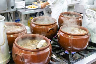Faytonlu seramik kap, tipik Brezilya yemeği. Brezilya 'da bir restoranda.