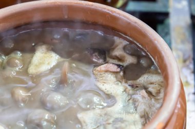 Faytonlu seramik kap, tipik Brezilya yemeği. Brezilya 'da bir restoranda.