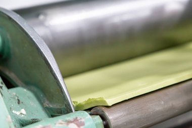 Bir İtalyan restoranında erişte üretimi. Yeşil erişte..