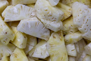 Brezilya 'da bir restoranda bir sürü ananas kesilir. Brezilya yemekleri..