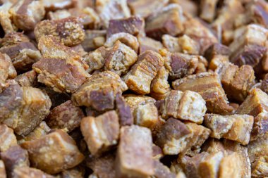 Torresmo. Kızarmış domuz göbeği. Feijoada 'da geleneksel Brezilya yemekleri.