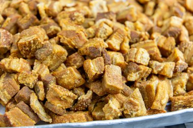 Torresmo. Kızarmış domuz göbeği. Feijoada 'da geleneksel Brezilya yemekleri.