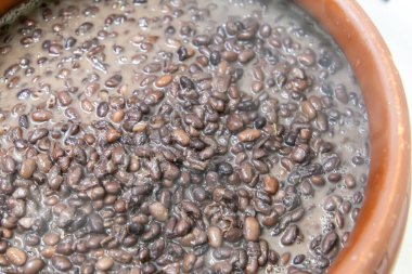 Faytonlu seramik kap, tipik Brezilya yemeği. Brezilya 'da bir restoranda.