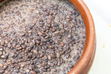 Faytonlu seramik kap, tipik Brezilya yemeği. Brezilya 'da bir restoranda.