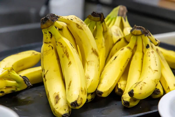 Bir restoran mutfağında bir sürü muz var. Brezilya yemekleri..