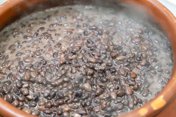 Faytonlu seramik kap, tipik Brezilya yemeği. Brezilya 'da bir restoranda.