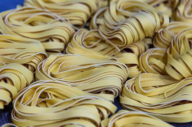 İtalyan restoranında zanaatkar erişte üretimi. Kurutma işleminde sarı erişte.