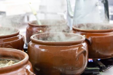 Faytonlu seramik kap, tipik Brezilya yemeği. Brezilya 'da bir restoranda.