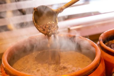 Faytonlu seramik kap, tipik Brezilya yemeği. Brezilya 'da bir restoranda.