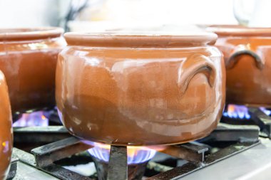 Faytonlu seramik kap, tipik Brezilya yemeği. Brezilya 'da bir restoranda.