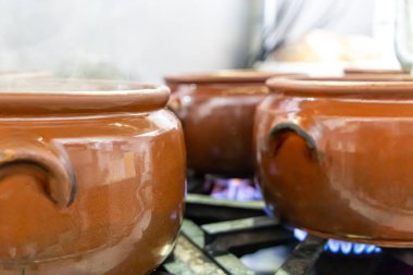 Faytonlu seramik kap, tipik Brezilya yemeği. Brezilya 'da bir restoranda.