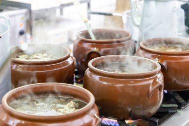 Faytonlu seramik kap, tipik Brezilya yemeği. Brezilya 'da bir restoranda.