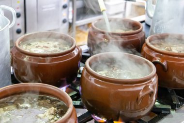 Faytonlu seramik kap, tipik Brezilya yemeği. Brezilya 'da bir restoranda.