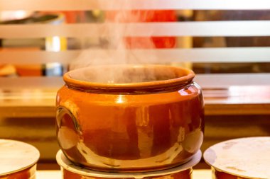 Faytonlu seramik kap, tipik Brezilya yemeği. Brezilya 'da bir restoranda.