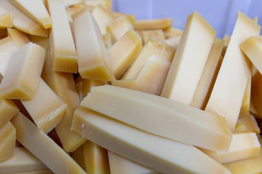 Beyaz arka planda bir sürü parmesan peyniri. Brezilya restoranı.