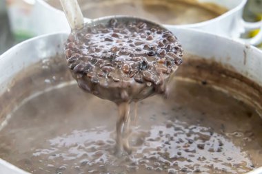 Endüstriyel bir restoranda fasulye kabuğu. Feijoada pişiriyorum. Tipik Brezilya yemekleri..